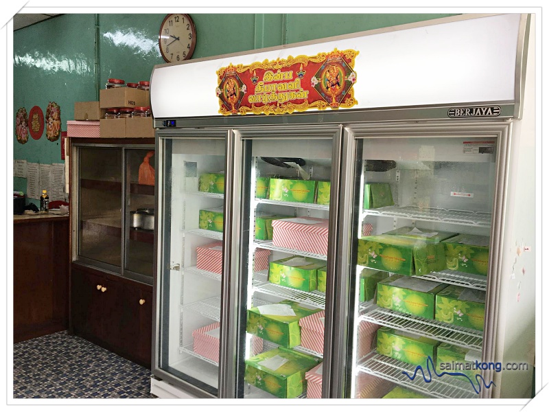 Klang Food - Regent Pandan Layer Cake Shop 锦盛蛋糕店: As for the pandan layer cake, besides the pandan flavor, there are actually other flavors like yam, corn and durian or you can opt for pandan + yam, pandan + corn.