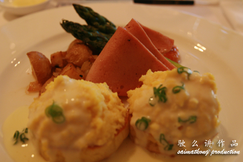 Creamy scrambled egg with chicken ham