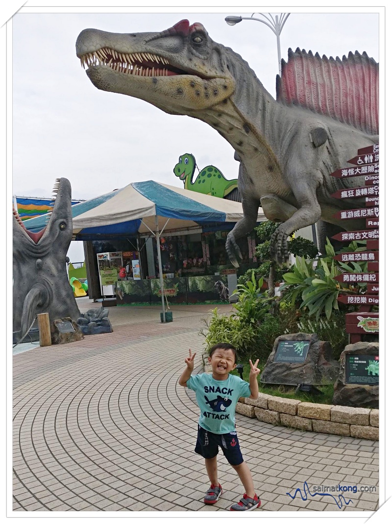 Tainan & Kaoshiung Trip 2018 - There’s a rooftop theme park in Dream Mall with many rides for the kids, Dinosaur exhibits, Ferris Wheel, merry go round and more. 