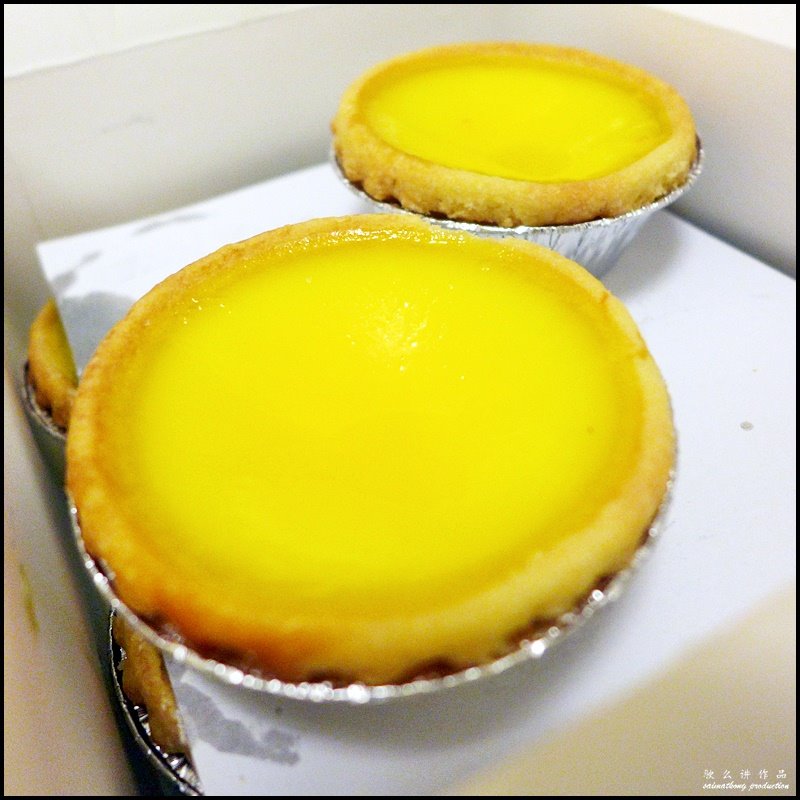Tai Cheong Bakery Egg Tarts (泰昌餅家蛋撻) : Close shot of the bright yellow egg custard ;)