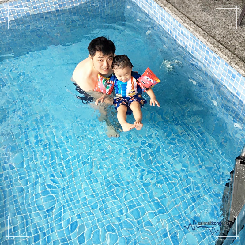 It’s Aiden’s first time swimming in a pool….wait, not exactly the first time coz he swam before when he was a baby (about 3 years+ ago)
