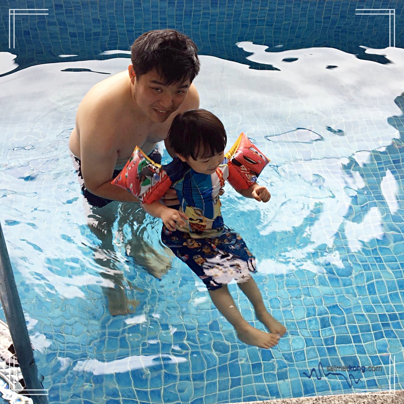 It’s Aiden’s first time swimming in a pool….wait, not exactly the first time coz he swam before when he was a baby (about 3 years+ ago)