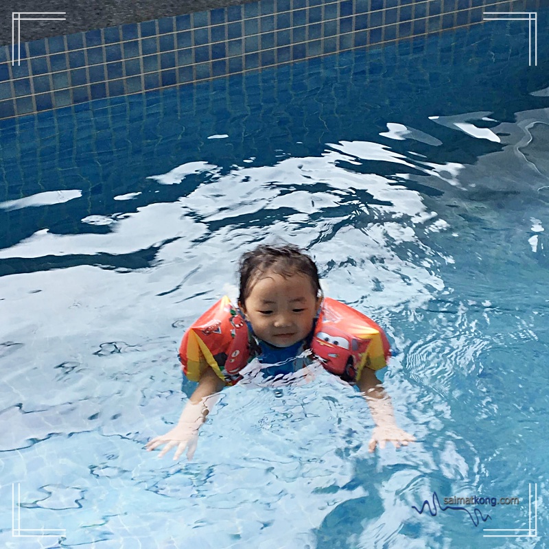 After some coaching, Aiden can finally swim on his own. I’m such a great instructor right! Haha 