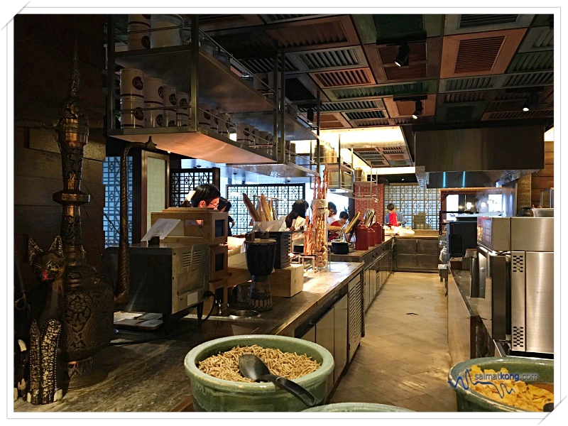 Hotel Review Doubletree by Hilton Hotel Kuala Lumpur - Our breakfast buffet was at Makan Kitchen with a wide selection of local favourites and international dishes. 