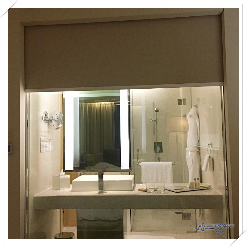 Hotel Review Doubletree by Hilton Hotel Kuala Lumpur - Open-concept or I call it “peek-a-boo” bathroom.