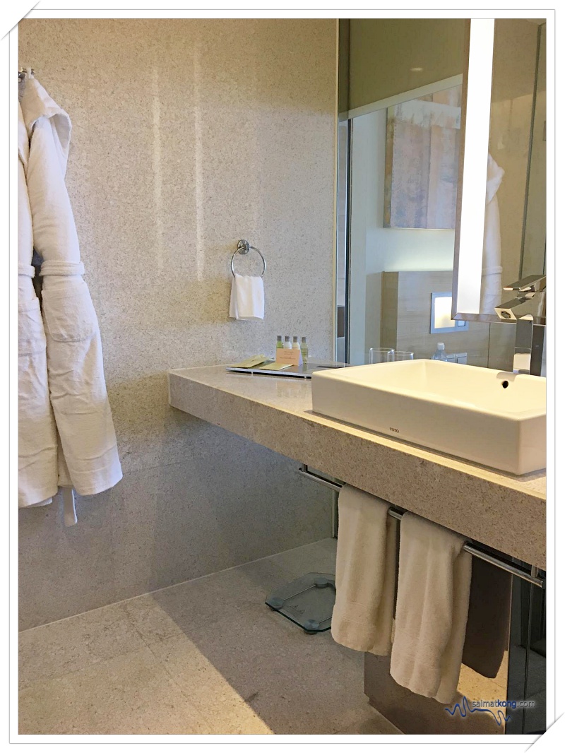 Hotel Review Doubletree by Hilton Hotel Kuala Lumpur - Open-concept or I call it “peek-a-boo” bathroom.