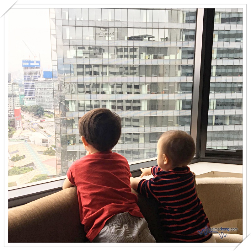 Hotel Review Doubletree by Hilton Hotel Kuala Lumpur - Both Aiden and Anna love looking out the window hotel. It’s like their favorite spot in the room :) 