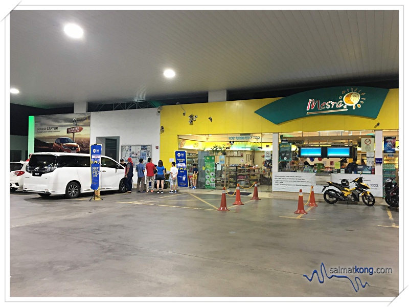 There are more and more mobile Touch 'n Go RFID fitment centre spotted at the neighboorhood - Pasar Malam, Petrol Station & Shoplot Area.