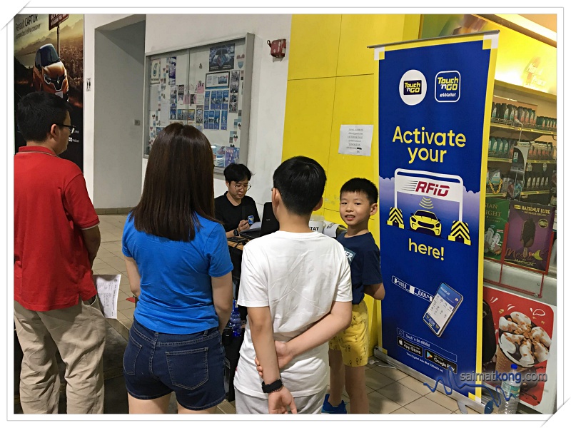 There are more and more mobile Touch 'n Go RFID fitment centre spotted at the neighboorhood - Pasar Malam, Petrol Station & Shoplot Area.