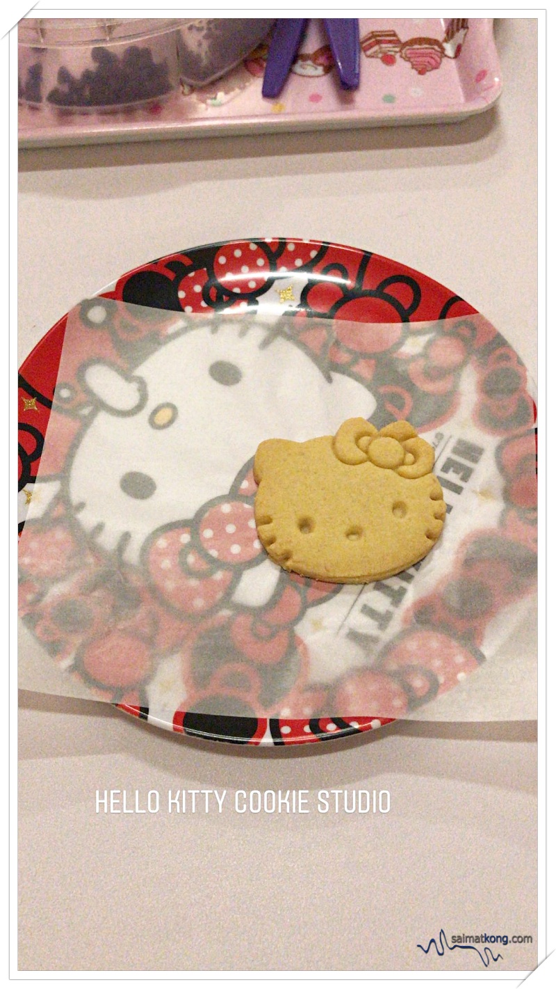 Decorating Cookie @ Hello Kitty Cookie Studio