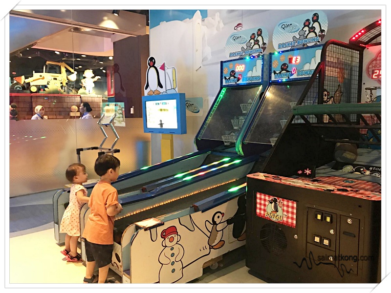 Aiden and Annabelle enjoying the various arcade games inside Pingu Free Play Area. 