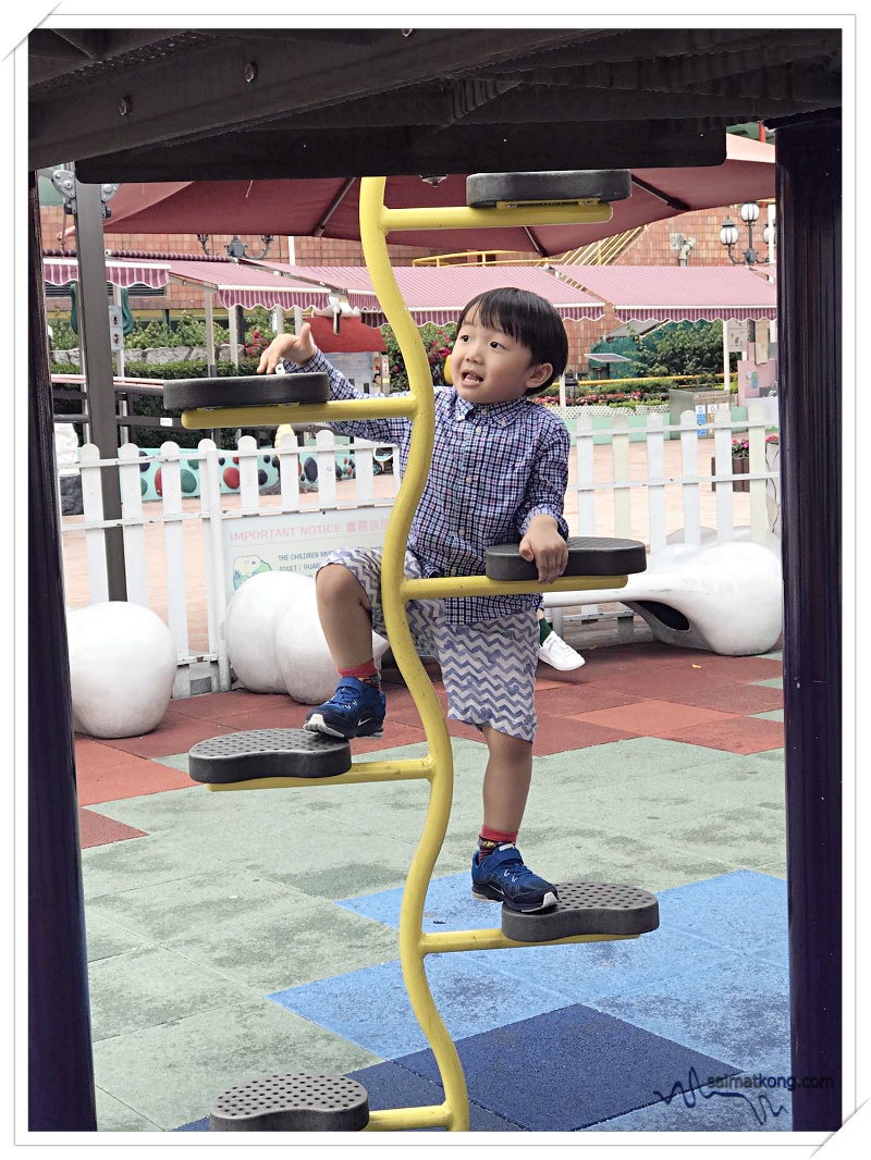Hong Kong Trip 2019 Play, Eat & Shop - Snoopy World (史努比開心世界) is an outdoor theme park at the top of New World Plaza in Sha Tin. There’s a play area for children to play where you can easily spend few hours here with the kids and it’s a very nice place to take photos. 