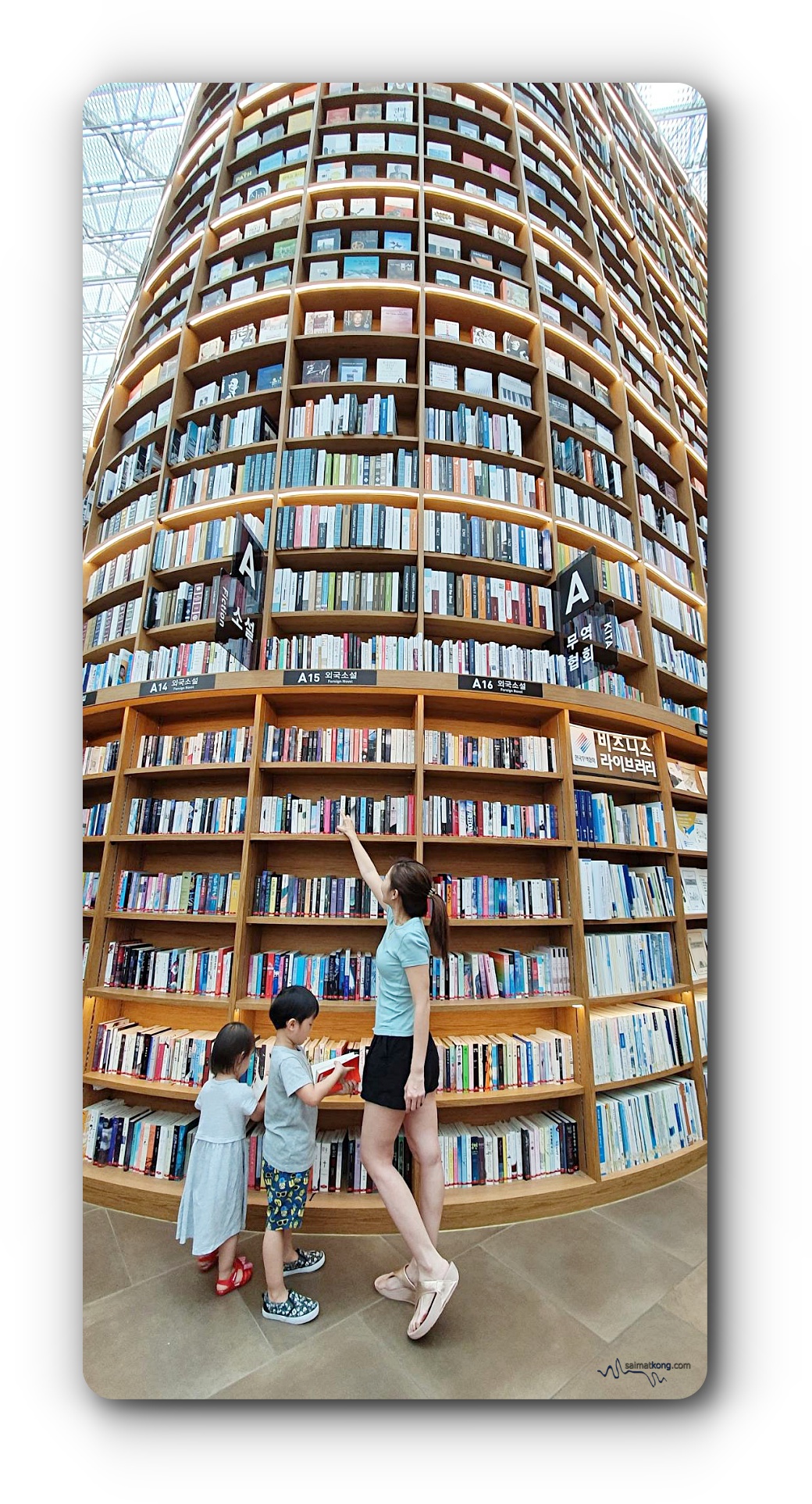 Seoul Trip 2019 Awesome Summer in Seoul - Starfield Library is one of the attractions in Gangnam district. Located in COEX Mall, Starfield Library is a public library with more than 50,000 books and magazines.