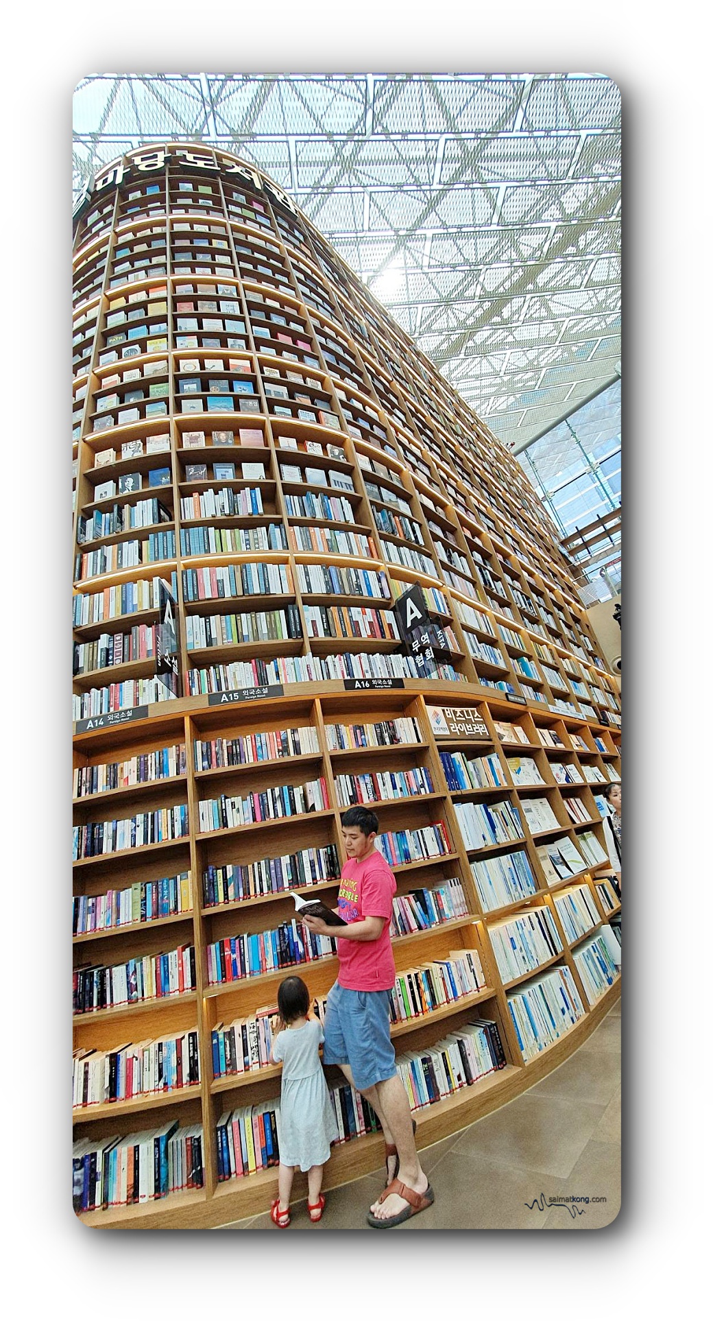 Seoul Trip 2019 Awesome Summer in Seoul - Starfield Library is one of the attractions in Gangnam district. Located in COEX Mall, Starfield Library is a public library with more than 50,000 books and magazines.