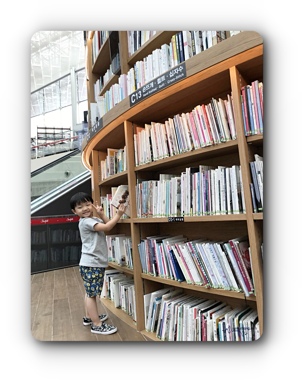 Seoul Trip 2019 Awesome Summer in Seoul - Starfield Library is one of the attractions in Gangnam district. Located in COEX Mall, Starfield Library is a public library with more than 50,000 books and magazines.
