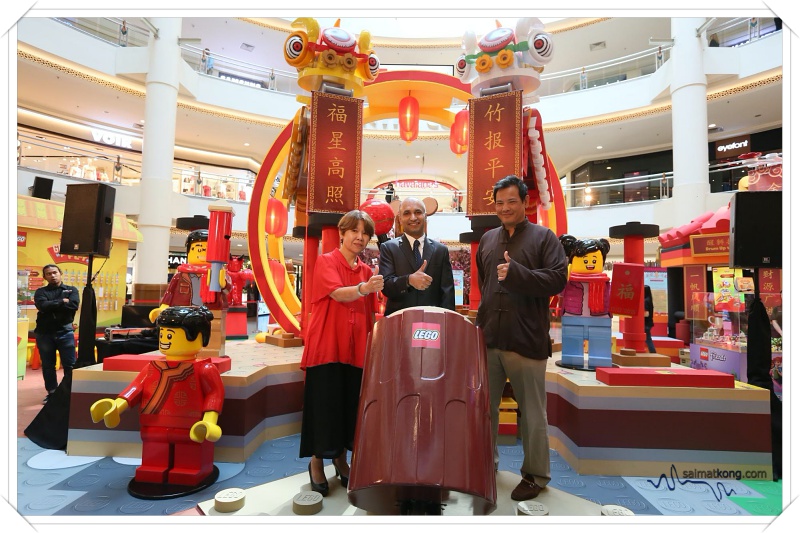 LEGO Malaysia 2020 Chinese New Year Sets - Mr. Roham Mathur, Marketing Director, LEGO South East Asia officially launching the LEGO Lunar New Year event at Mid Valley Megamall. With him are Ms Carol Chua, Country Manager, Toys ‘R’ Us (Left) and Mr. Daniel Yong, Chief Executive Officer, Mid Valley Megamall (Right).